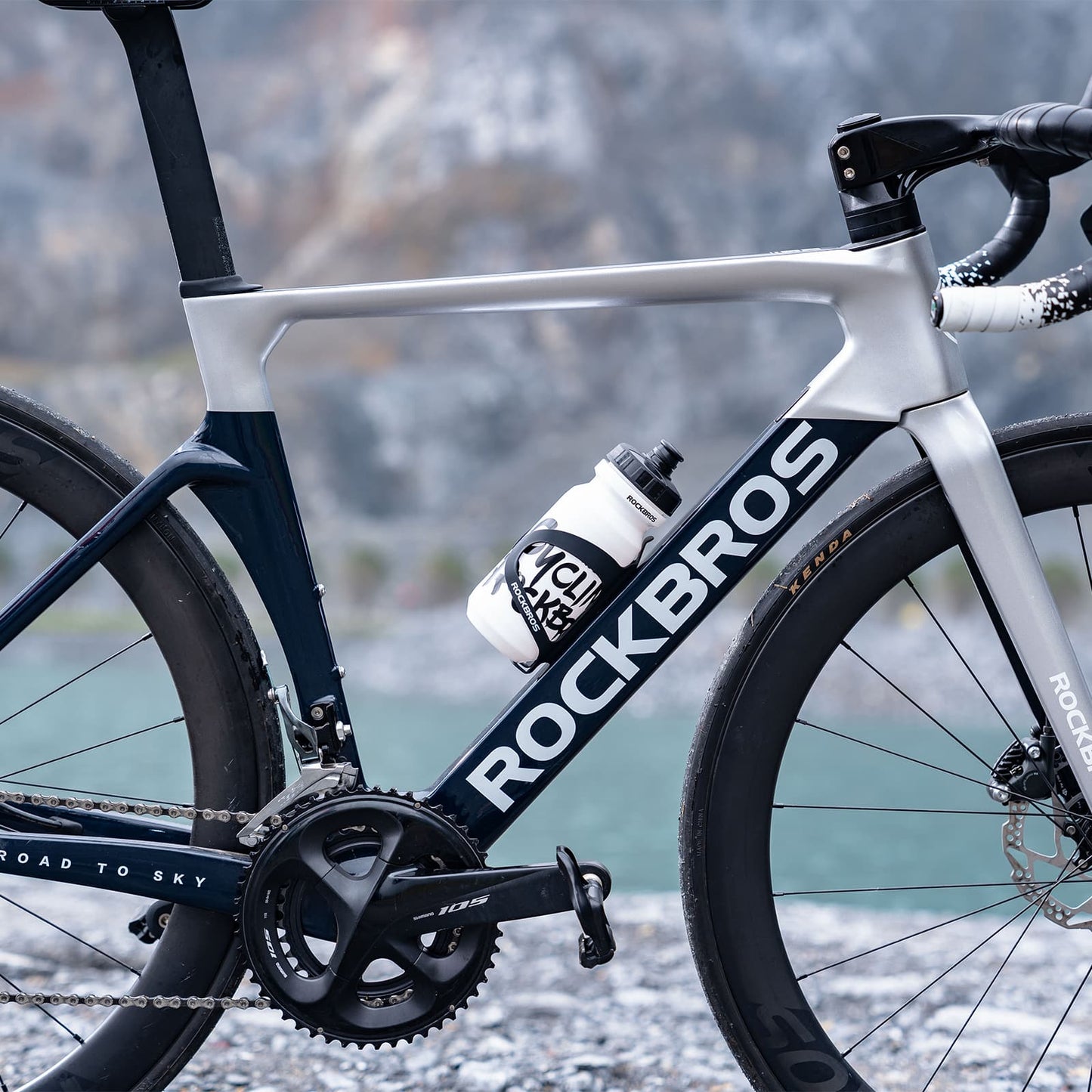 ROCKBROS 600ml sportvattenflaska tillverkad av PP5, levereras med dammskydd.